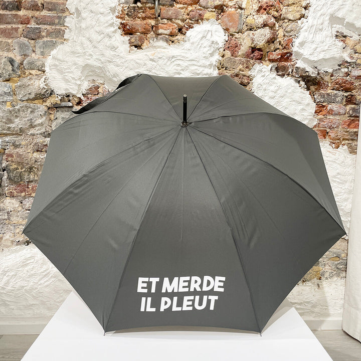 Parapluie avec inscription “Et merde il pleut”